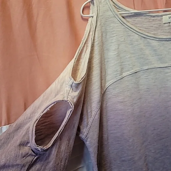Umgee Lg cold shoulder tunic - Picture 2 of 6